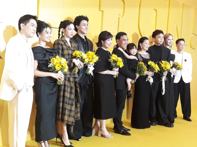 1735216976-633d2c18-cc62-4827-9ccd-f26427f6b1f7-5573-width640height480 Dàn diễn viên và hai đạo diễn của phim