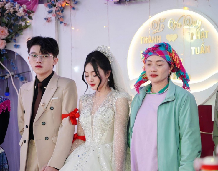 1735368920-co-dau-nung-22-tuoi-khien-mxh-xon-xao-vi-nhan-sac-cuc-pham-hinh-3-width1019height800 Cô dâu Nùng 22 tuổi khiến MXH xôn xao vì nhan sắc cực phẩm - 3