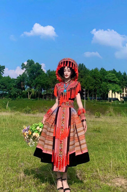 1735368921-co-dau-nung-22-tuoi-khien-mxh-xon-xao-vi-nhan-sac-cuc-pham-hinh-7-width532height800 Cô dâu Nùng 22 tuổi khiến MXH xôn xao vì nhan sắc cực phẩm - 7