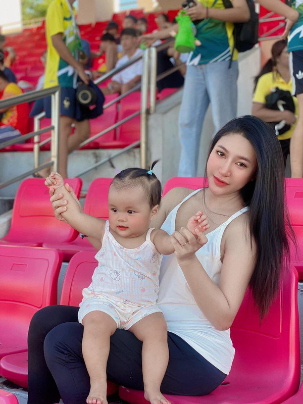 Bà xã thủ môn ĐT Việt Nam khoe sắc vóc