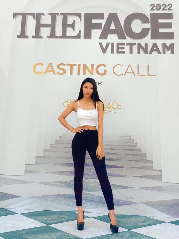 Bà xã thủ môn ĐT Việt Nam khoe sắc vóc