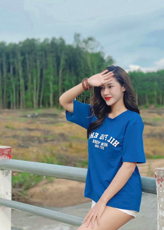 Bà xã thủ môn ĐT Việt Nam khoe sắc vóc