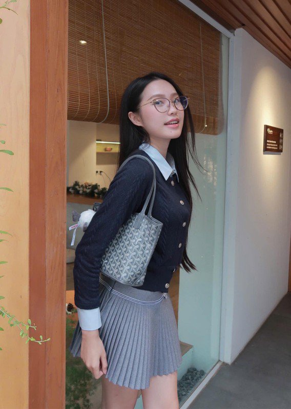 1735401029-3-nang-wags-dinh-dam-bong-da-viet-lan-san-livestream-hinh-2-width568height800 3 nàng WAGs đình đám bóng đá Việt lấn sân livestream - 2