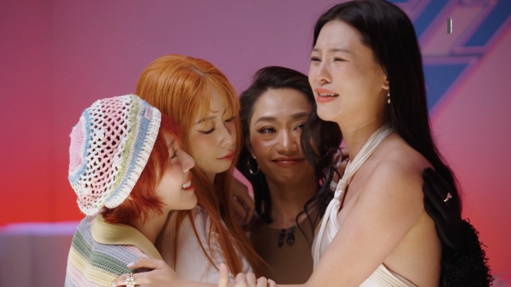 1735444307-chi-dep-dap-gio-bo-sung-bi-lan-hng-bt-khc-trong-vng-tay-ng-i-9672-481-width2293height1290 4 nghệ sĩ bị loại ở Công diễn 5