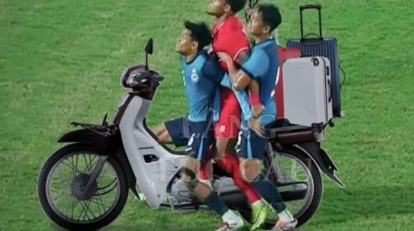 Ảnh chế Xuân Son bị 2 cầu thủ Singapore kẹp giữa viral khắp mạng xã hội 1735518772 101 thumbnail width740height495 anh cat 3 2 auto cropjpg