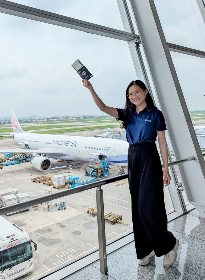 1735522374-753-4284-270-7917-5690-9164-width680height928 Như Quỳnh trong chuyến công tác Trung Quốc, năm 2023. Ảnh nhân vật cung cấp