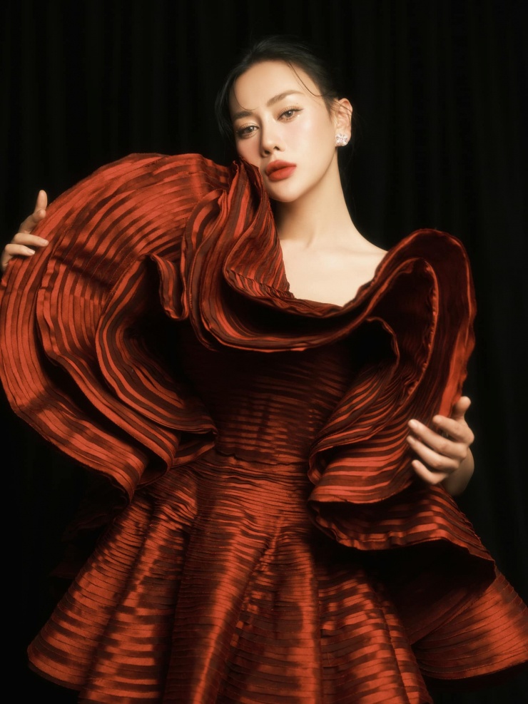 1735615661-4-2545-289-width1536height2048 4 nghệ sĩ tự rút khỏi đề cử VTV Awards: Phương Oanh nói