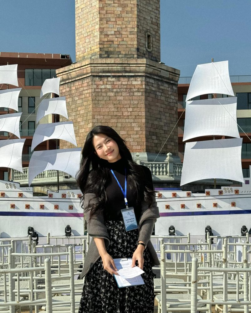 1e1 Lê Bống hoá nữ thần xinh đẹp nhận được "cơn mưa" lời khen từ cộng đồng mạng 1e1