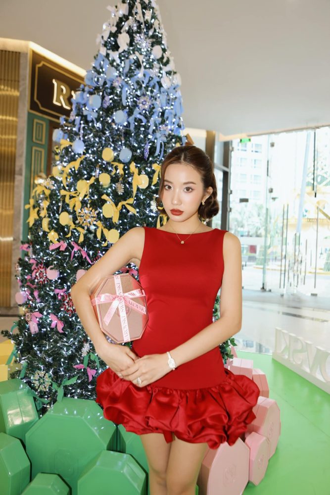 Huyền 2k4 khoe chân dài váy ngắn sexy, trắng đẹp miên man 1q