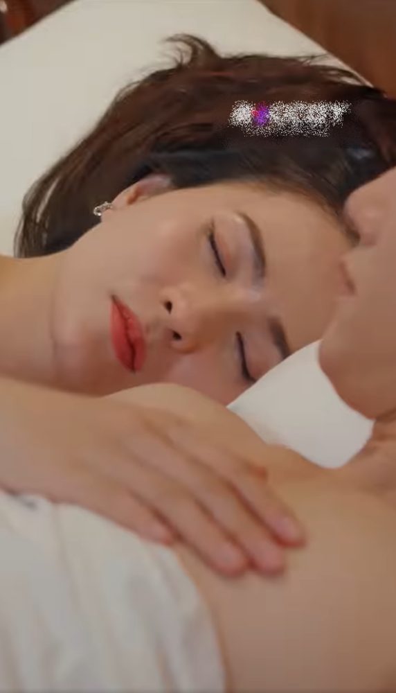 Phim Việt có cảnh nóng gây rùng mình vì nữ chính hơn nam chính 20 tuổi- Ảnh 3. Phim Việt có cảnh nóng gây rùng mình vì nữ chính hơn nam chính 20 tuổi- Ảnh 3.