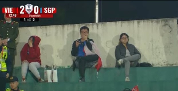 Ảnh chế Xuân Son bị 2 cầu thủ Singapore kẹp giữa viral khắp mạng xã hội 2024 12 30 7 43 29 1735522218 621 width622height320