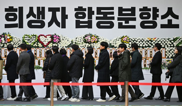 Đau đớn hình ảnh trong lễ tưởng niệm các nạn nhân xấu số vụ nổ máy bay Hàn Quốc, bài vị người đã khuất xếp kín hai hàng- Ảnh 1. Đau đớn hình ảnh trong lễ tưởng niệm các nạn nhân xấu số vụ nổ máy bay Hàn Quốc, bài vị người đã khuất xếp kín hai hàng- Ảnh 1.