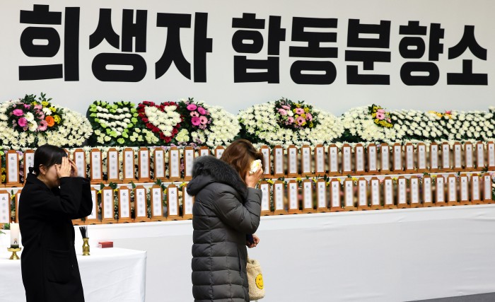 Đau đớn hình ảnh trong lễ tưởng niệm các nạn nhân xấu số vụ nổ máy bay Hàn Quốc, bài vị người đã khuất xếp kín hai hàng- Ảnh 2. Đau đớn hình ảnh trong lễ tưởng niệm các nạn nhân xấu số vụ nổ máy bay Hàn Quốc, bài vị người đã khuất xếp kín hai hàng- Ảnh 2.