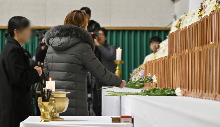 Đau đớn hình ảnh trong lễ tưởng niệm các nạn nhân xấu số vụ nổ máy bay Hàn Quốc, bài vị người đã khuất xếp kín hai hàng- Ảnh 4. Đau đớn hình ảnh trong lễ tưởng niệm các nạn nhân xấu số vụ nổ máy bay Hàn Quốc, bài vị người đã khuất xếp kín hai hàng- Ảnh 4.