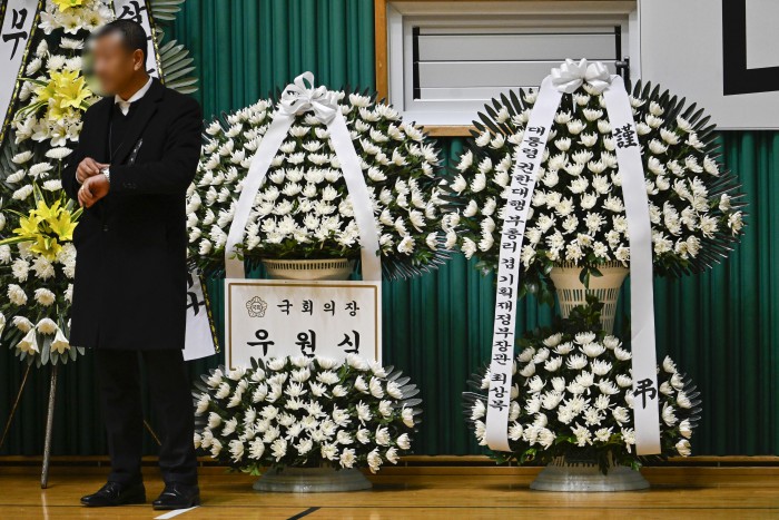 Đau đớn hình ảnh trong lễ tưởng niệm các nạn nhân xấu số vụ nổ máy bay Hàn Quốc, bài vị người đã khuất xếp kín hai hàng- Ảnh 6. Đau đớn hình ảnh trong lễ tưởng niệm các nạn nhân xấu số vụ nổ máy bay Hàn Quốc, bài vị người đã khuất xếp kín hai hàng- Ảnh 6.