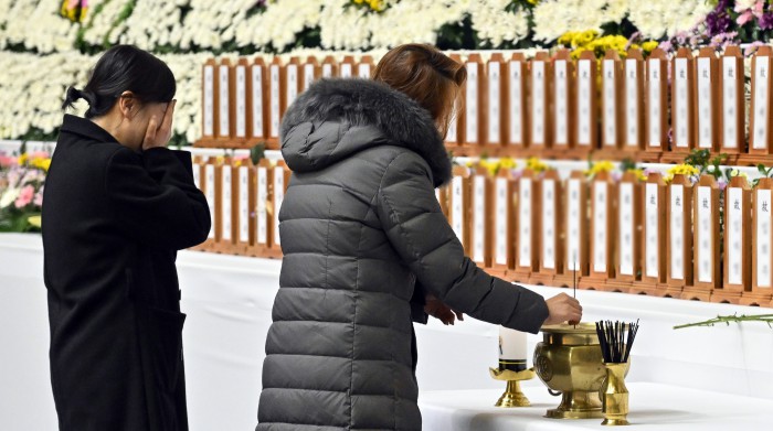 Đau đớn hình ảnh trong lễ tưởng niệm các nạn nhân xấu số vụ nổ máy bay Hàn Quốc, bài vị người đã khuất xếp kín hai hàng- Ảnh 7. Đau đớn hình ảnh trong lễ tưởng niệm các nạn nhân xấu số vụ nổ máy bay Hàn Quốc, bài vị người đã khuất xếp kín hai hàng- Ảnh 7.