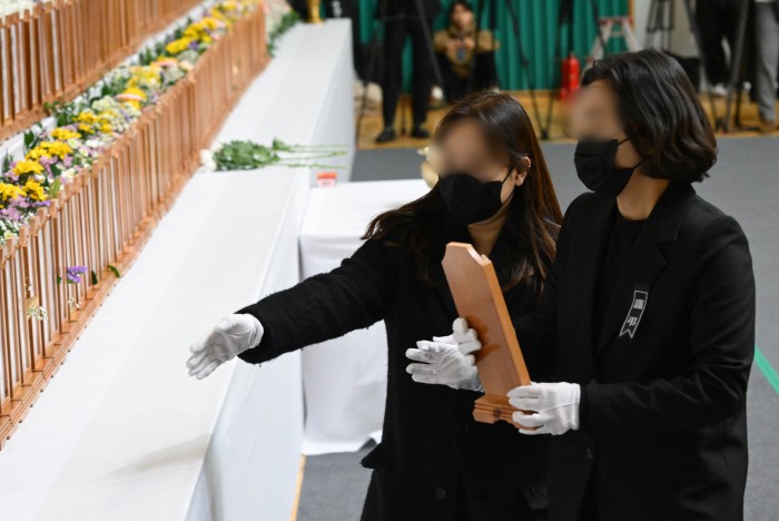Đau đớn hình ảnh trong lễ tưởng niệm các nạn nhân xấu số vụ nổ máy bay Hàn Quốc, bài vị người đã khuất xếp kín hai hàng- Ảnh 9. Đau đớn hình ảnh trong lễ tưởng niệm các nạn nhân xấu số vụ nổ máy bay Hàn Quốc, bài vị người đã khuất xếp kín hai hàng- Ảnh 9.
