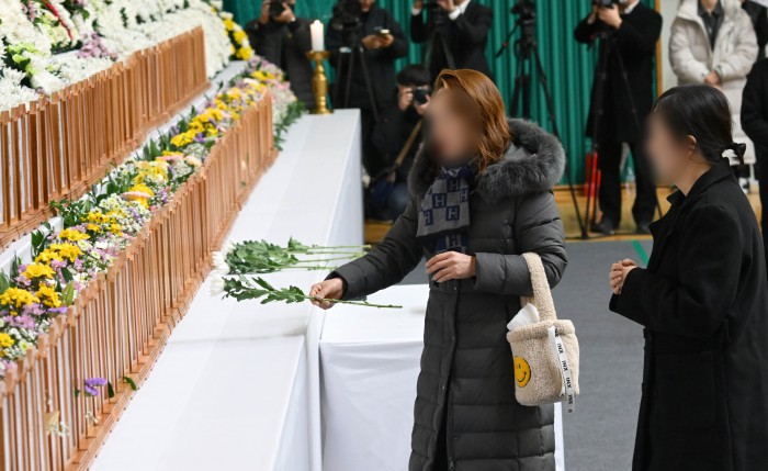 Đau đớn hình ảnh trong lễ tưởng niệm các nạn nhân xấu số vụ nổ máy bay Hàn Quốc, bài vị người đã khuất xếp kín hai hàng- Ảnh 10. Đau đớn hình ảnh trong lễ tưởng niệm các nạn nhân xấu số vụ nổ máy bay Hàn Quốc, bài vị người đã khuất xếp kín hai hàng- Ảnh 10.