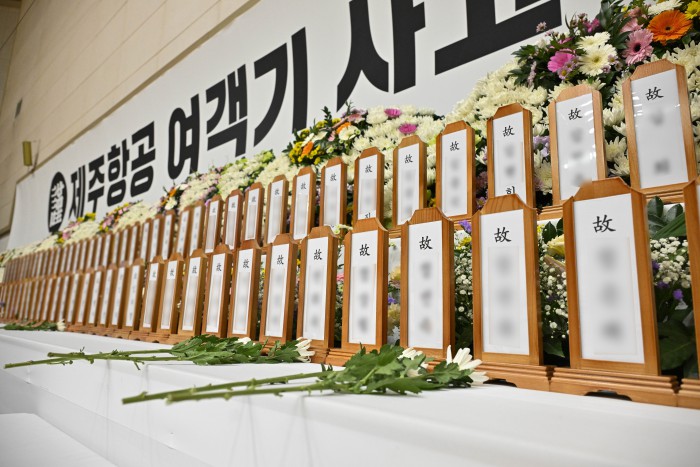 Đau đớn hình ảnh trong lễ tưởng niệm các nạn nhân xấu số vụ nổ máy bay Hàn Quốc, bài vị người đã khuất xếp kín hai hàng- Ảnh 11. Đau đớn hình ảnh trong lễ tưởng niệm các nạn nhân xấu số vụ nổ máy bay Hàn Quốc, bài vị người đã khuất xếp kín hai hàng- Ảnh 11.