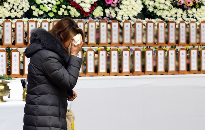 Đau đớn hình ảnh trong lễ tưởng niệm các nạn nhân xấu số vụ nổ máy bay Hàn Quốc, bài vị người đã khuất xếp kín hai hàng- Ảnh 12. Đau đớn hình ảnh trong lễ tưởng niệm các nạn nhân xấu số vụ nổ máy bay Hàn Quốc, bài vị người đã khuất xếp kín hai hàng- Ảnh 12.