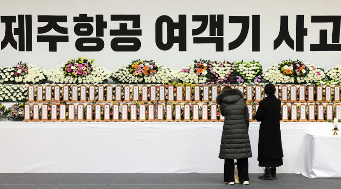 Đau đớn hình ảnh trong lễ tưởng niệm các nạn nhân xấu số vụ nổ máy bay Hàn Quốc, bài vị người đã khuất xếp kín hai hàng- Ảnh 13. Đau đớn hình ảnh trong lễ tưởng niệm các nạn nhân xấu số vụ nổ máy bay Hàn Quốc, bài vị người đã khuất xếp kín hai hàng- Ảnh 13.