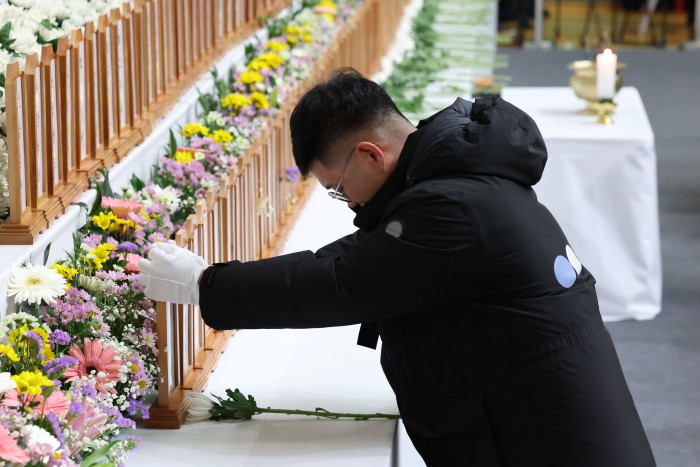 Đau đớn hình ảnh trong lễ tưởng niệm các nạn nhân xấu số vụ nổ máy bay Hàn Quốc, bài vị người đã khuất xếp kín hai hàng- Ảnh 15. Đau đớn hình ảnh trong lễ tưởng niệm các nạn nhân xấu số vụ nổ máy bay Hàn Quốc, bài vị người đã khuất xếp kín hai hàng- Ảnh 15.