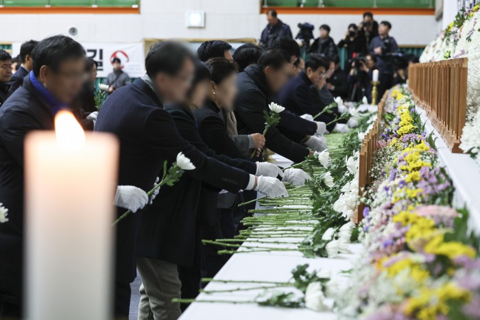 Đau đớn hình ảnh trong lễ tưởng niệm các nạn nhân xấu số vụ nổ máy bay Hàn Quốc, bài vị người đã khuất xếp kín hai hàng- Ảnh 16. Đau đớn hình ảnh trong lễ tưởng niệm các nạn nhân xấu số vụ nổ máy bay Hàn Quốc, bài vị người đã khuất xếp kín hai hàng- Ảnh 16.