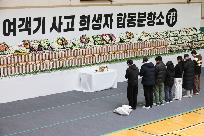 Đau đớn hình ảnh trong lễ tưởng niệm các nạn nhân xấu số vụ nổ máy bay Hàn Quốc, bài vị người đã khuất xếp kín hai hàng- Ảnh 18. Đau đớn hình ảnh trong lễ tưởng niệm các nạn nhân xấu số vụ nổ máy bay Hàn Quốc, bài vị người đã khuất xếp kín hai hàng- Ảnh 18.