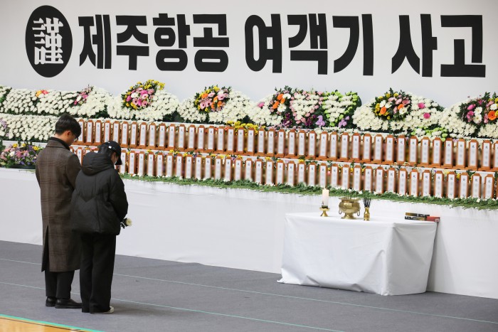 Đau đớn hình ảnh trong lễ tưởng niệm các nạn nhân xấu số vụ nổ máy bay Hàn Quốc, bài vị người đã khuất xếp kín hai hàng- Ảnh 19. Đau đớn hình ảnh trong lễ tưởng niệm các nạn nhân xấu số vụ nổ máy bay Hàn Quốc, bài vị người đã khuất xếp kín hai hàng- Ảnh 19.