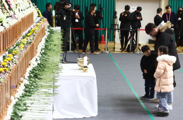 Đau đớn hình ảnh trong lễ tưởng niệm các nạn nhân xấu số vụ nổ máy bay Hàn Quốc, bài vị người đã khuất xếp kín hai hàng- Ảnh 20. Đau đớn hình ảnh trong lễ tưởng niệm các nạn nhân xấu số vụ nổ máy bay Hàn Quốc, bài vị người đã khuất xếp kín hai hàng- Ảnh 20.