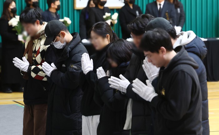 Đau đớn hình ảnh trong lễ tưởng niệm các nạn nhân xấu số vụ nổ máy bay Hàn Quốc, bài vị người đã khuất xếp kín hai hàng- Ảnh 21. Đau đớn hình ảnh trong lễ tưởng niệm các nạn nhân xấu số vụ nổ máy bay Hàn Quốc, bài vị người đã khuất xếp kín hai hàng- Ảnh 21.