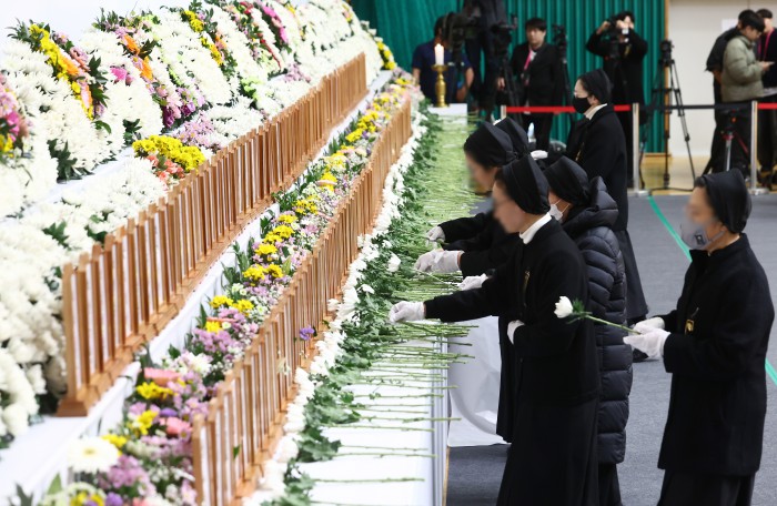 Đau đớn hình ảnh trong lễ tưởng niệm các nạn nhân xấu số vụ nổ máy bay Hàn Quốc, bài vị người đã khuất xếp kín hai hàng- Ảnh 22. Đau đớn hình ảnh trong lễ tưởng niệm các nạn nhân xấu số vụ nổ máy bay Hàn Quốc, bài vị người đã khuất xếp kín hai hàng- Ảnh 22.