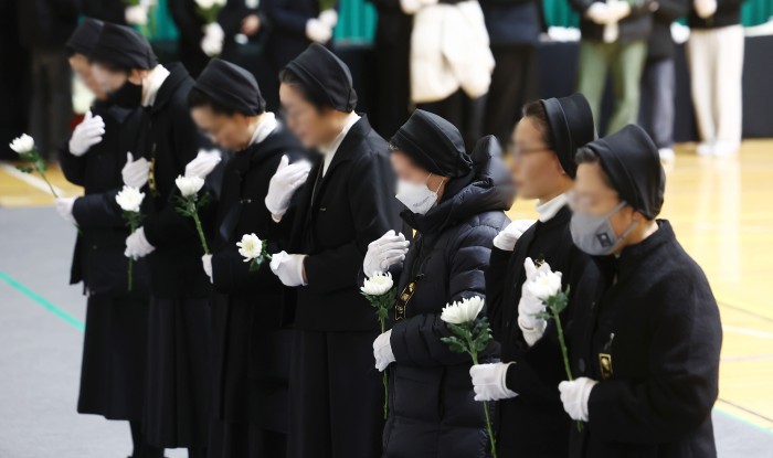 Đau đớn hình ảnh trong lễ tưởng niệm các nạn nhân xấu số vụ nổ máy bay Hàn Quốc, bài vị người đã khuất xếp kín hai hàng- Ảnh 23. Đau đớn hình ảnh trong lễ tưởng niệm các nạn nhân xấu số vụ nổ máy bay Hàn Quốc, bài vị người đã khuất xếp kín hai hàng- Ảnh 23.