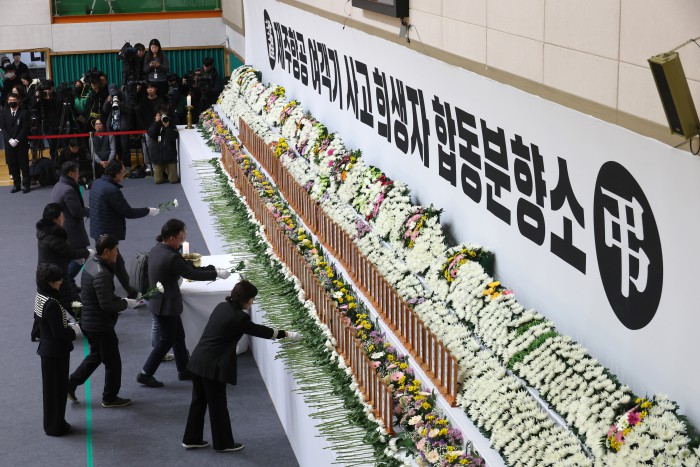 Đau đớn hình ảnh trong lễ tưởng niệm các nạn nhân xấu số vụ nổ máy bay Hàn Quốc, bài vị người đã khuất xếp kín hai hàng- Ảnh 24. Đau đớn hình ảnh trong lễ tưởng niệm các nạn nhân xấu số vụ nổ máy bay Hàn Quốc, bài vị người đã khuất xếp kín hai hàng- Ảnh 24.