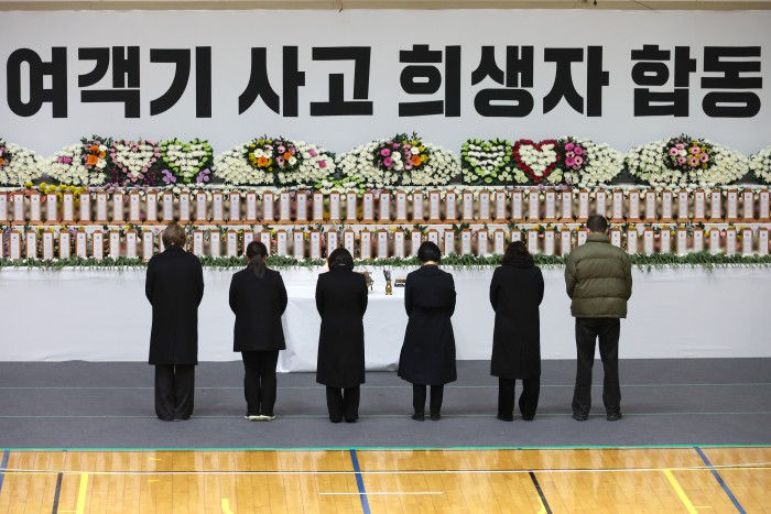 Đau đớn hình ảnh trong lễ tưởng niệm các nạn nhân xấu số vụ nổ máy bay Hàn Quốc, bài vị người đã khuất xếp kín hai hàng- Ảnh 25. Đau đớn hình ảnh trong lễ tưởng niệm các nạn nhân xấu số vụ nổ máy bay Hàn Quốc, bài vị người đã khuất xếp kín hai hàng- Ảnh 25.