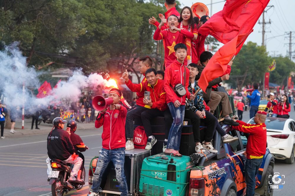 Thành phố Việt Trì rợp sắc đỏ