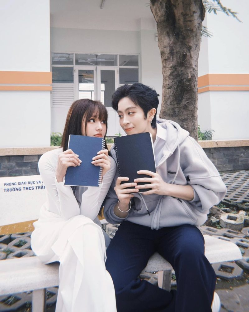 2e2 Xoài Non đăng ảnh cực xinh xắn, duyên dáng trong bộ váy trắng 2e2