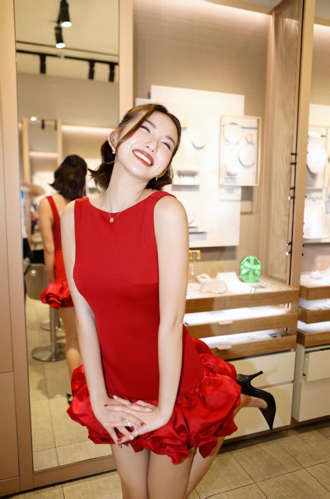 Huyền 2k4 khoe chân dài váy ngắn sexy, trắng đẹp miên man 2q