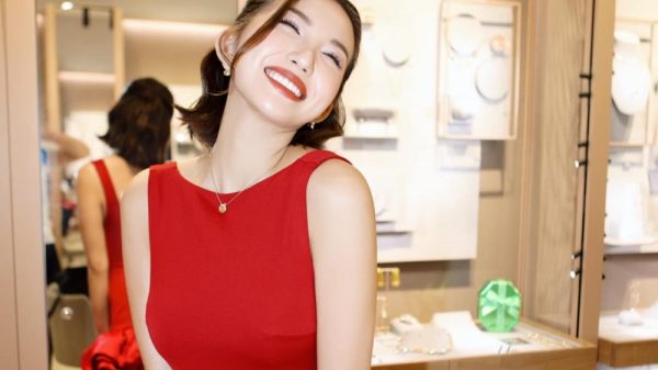 Huyền 2k4 khoe chân dài váy ngắn sexy, trắng đẹp miên man 2qjpg