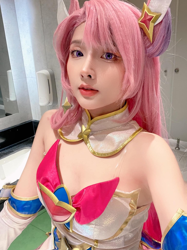 Thoát vai cosplayer gợi cảm, cô gái xinh đẹp bừng sáng với diện mạo Thoát vai cosplayer gợi cảm, cô gái xinh đẹp bừng sáng với diện mạo