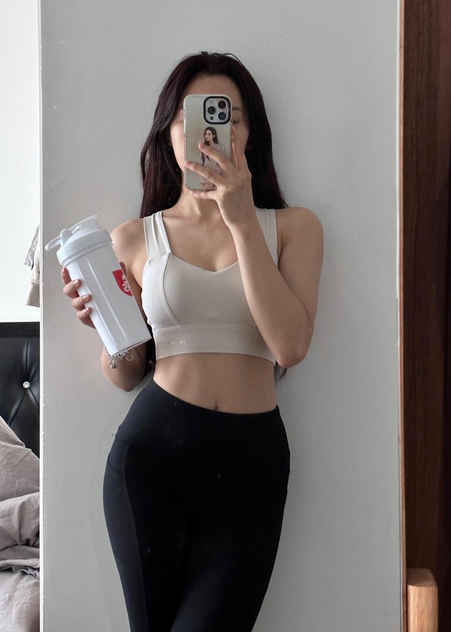 Diện áo T1 cũng quyến rũ, nữ streamer Việt nổi tiếng khoe vòng eo siêu thực, đẹp mê mẩn- Ảnh 3. Diện áo T1 cũng quyến rũ, nữ streamer Việt nổi tiếng khoe vòng eo siêu thực, đẹp mê mẩn- Ảnh 3.