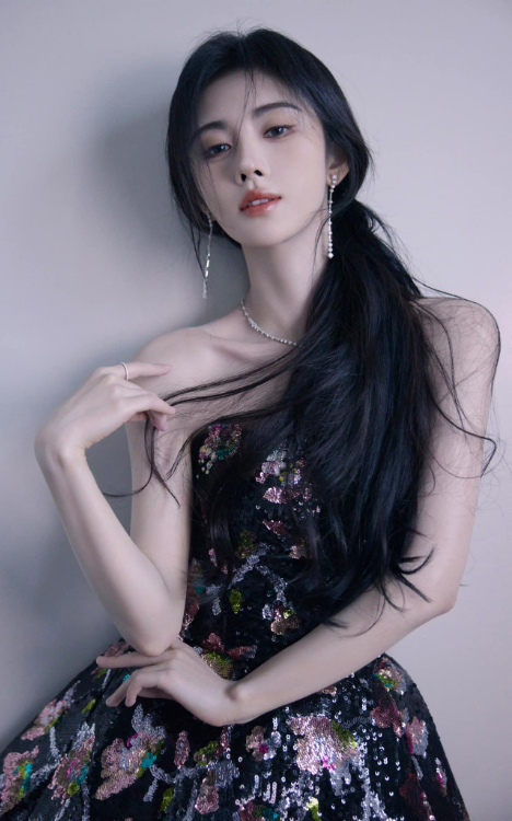 10 mỹ nhân hot nhất Trung Quốc 2024: Lưu Diệc Phi xếp sau Dương Tử, số 1 là cái tên không ai dám phản đối- Ảnh 9. 10 mỹ nhân hot nhất Trung Quốc 2024: Lưu Diệc Phi xếp sau Dương Tử, số 1 là cái tên không ai dám phản đối- Ảnh 9.