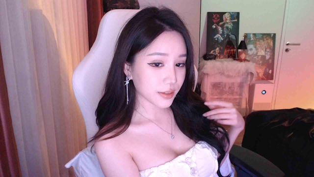 Bạn gái Zeros tung