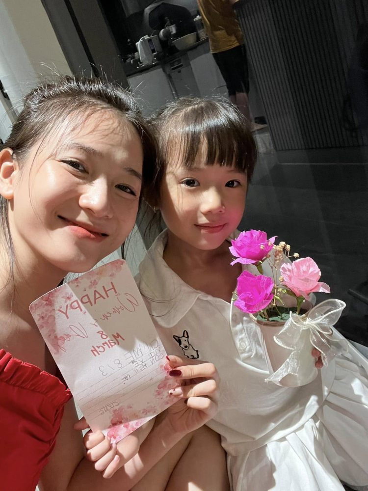 Bà xã sao Việt sốt ruột trước hành động của con gái, sững người khi bị hỏi 1 câu- Ảnh 2. Bà xã sao Việt sốt ruột trước hành động của con gái, sững người khi bị hỏi 1 câu- Ảnh 2.