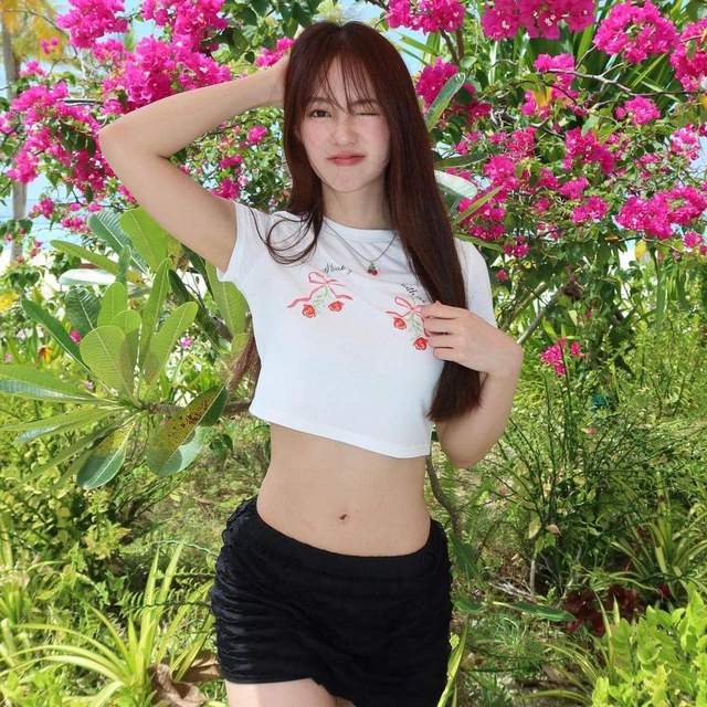 Lộ diện hot girl Thái Lan xinh đẹp, sánh bên