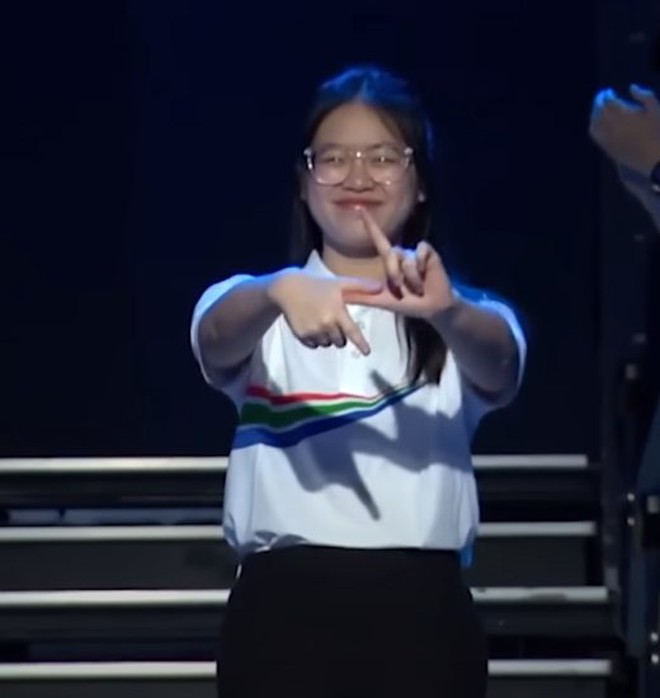 Fan xinh đẹp của Zeus tái hiện hành động kinh điển trên sóng VTV- Ảnh 1. Fan xinh đẹp của Zeus tái hiện hành động kinh điển trên sóng VTV- Ảnh 1.