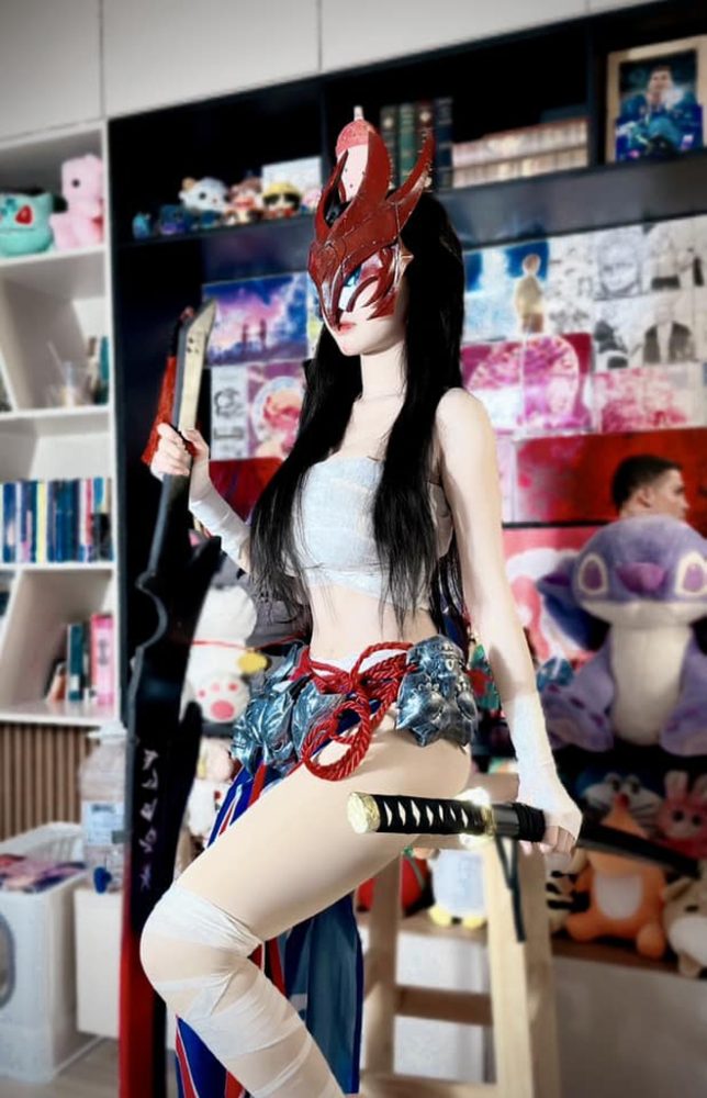 Gái xinh khoe màn cosplay Yone siêu đầy đặn, vô tình để lộ hậu trường gây chú ý- Ảnh 2.