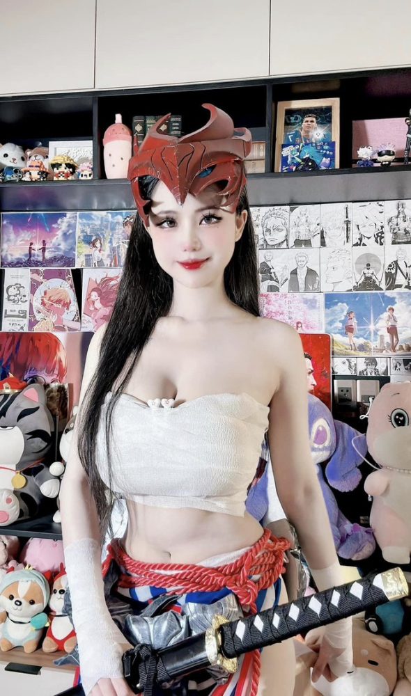 Gái xinh khoe màn cosplay Yone siêu đầy đặn, vô tình để lộ hậu trường gây chú ý- Ảnh 4.