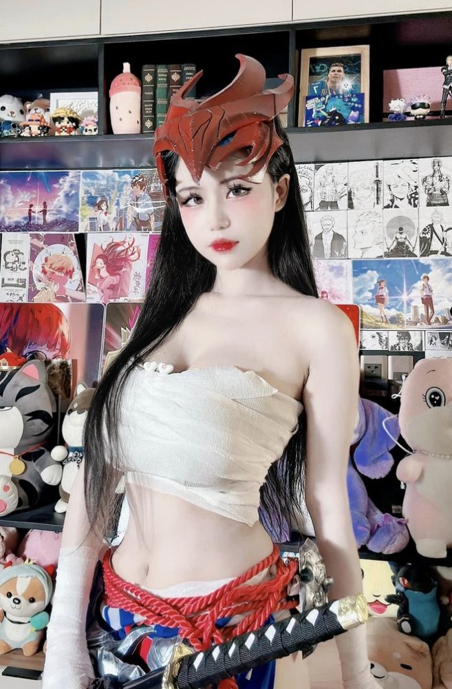 Gái xinh khoe màn cosplay Yone siêu đầy đặn, vô tình để lộ hậu trường gây chú ý- Ảnh 3.