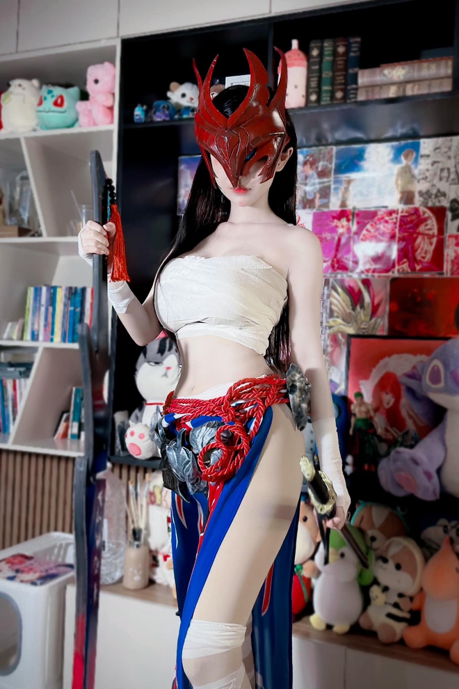 Gái xinh khoe màn cosplay Yone siêu đầy đặn, vô tình để lộ hậu trường gây chú ý- Ảnh 1.